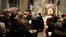 Et fullsatt tverrskip, to kor og representanter fra Saamien Åålmege (sørsamisk menighet), sameting, kirkeledelse og det offisielle Norge deltok i den historiske og høytidelige alterinnvielsen. (Alle foto: Magne Vik Bjørkøy)