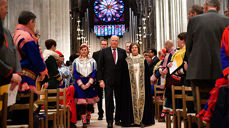 Kong Harald ankommer jubileumsgudstjenesten i Nidarosdomen, sammen med leder i samisk kirkeråd Sara Ellen Anne Eira og preses Helga Haugland Byfuglien. Foto: Ole Martin Wold / NTB scanpix.