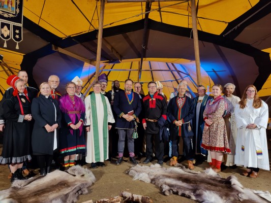 Samiske kirkedager i Finland. Her er deltakere og medvirkende i gudstjenesten søndag.