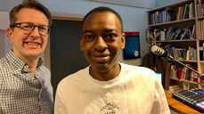 Leon Bafondoko (t.h) sammen med programleder Magne Vik Ravndal