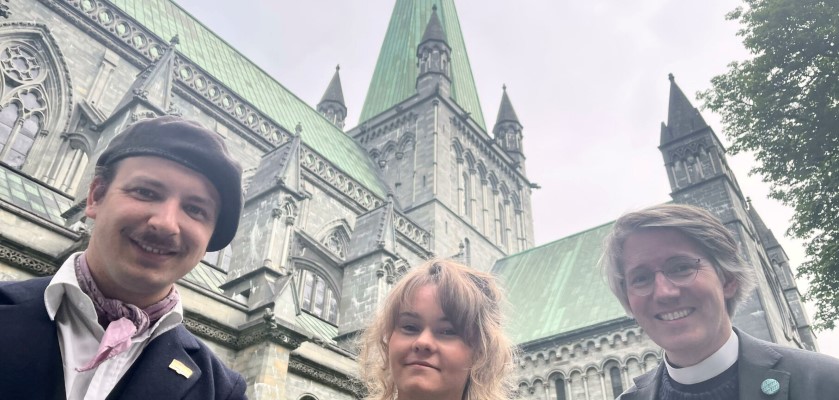 Eivind Rindal (t.v), leder i Trondheim Pride ser for seg et pusterom i Nidarosdomen under Trondheim Pride. Her sammen med Christine Therese Aspenberg, 1. konsulent Formidling, NDR og sokneprest Andreas Grandy-Teig i Nidaros domkirkes sokn.