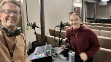 Sofie Marcellie Hopshaug Bakke (t.v) fortalte sin historie i «På trua laus» til programleder Magne Vik Ravndal.