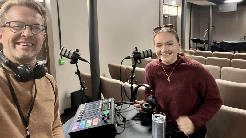 Sofie Marcellie Hopshaug Bakke (t.v) fortalte sin historie i «På trua laus» til programleder Magne Vik Ravndal.