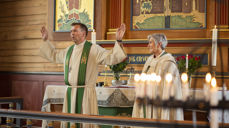 Nyinnsatt prost på Fosen, Steinar Leirvik, lyser velsignelsen over menigheten med biskop Herborg Finnset i Stadsbygd kirke. Alle foto: Elise Tetlimo