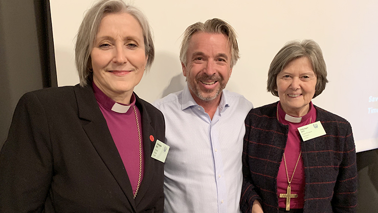 Fornøyde bidragsytere på Stiftsdagen 2019. Fra venstre: Biskop Herborg Finnset, Mini Jakobsen og preses Helga Haugland Byfuglien. (Alle foto: Magne Vik Bjørkøy)