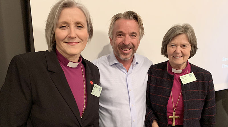 Fornøyde bidragsytere på Stiftsdagen 2019. Fra venstre: Biskop Herborg Finnset, Mini Jakobsen og preses Helga Haugland Byfuglien. (Alle foto: Magne Vik Bjørkøy)