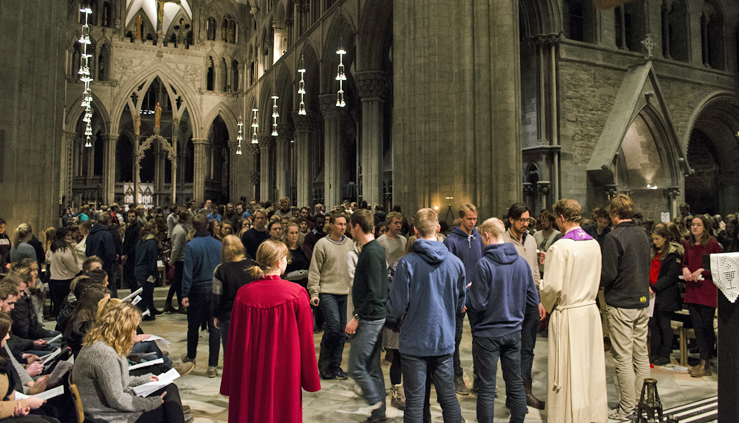 Nattverdkøen i Nidarosdomen var lang, da studentene feiret tradisjonsrik førjulsgudstjeneste. (Alle foto: Andrine Elnes Rabbevåg)