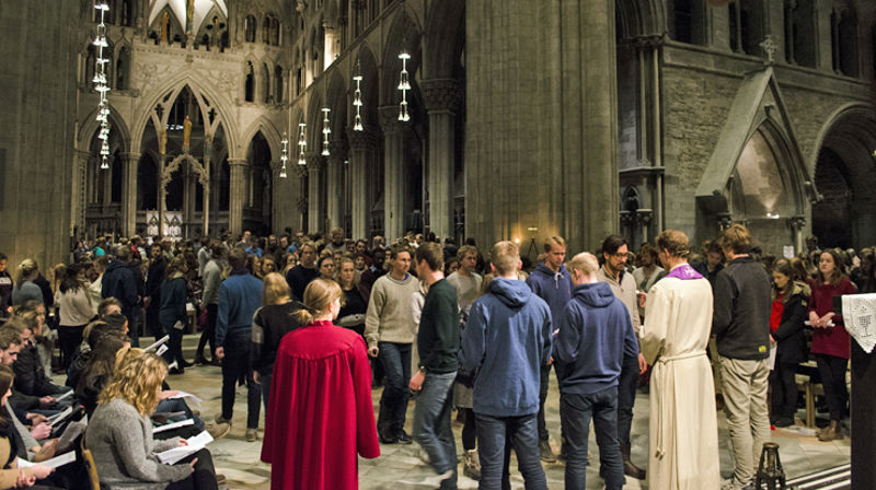 Nattverdkøen i Nidarosdomen var lang, da studentene feiret tradisjonsrik førjulsgudstjeneste. (Alle foto: Andrine Elnes Rabbevåg)