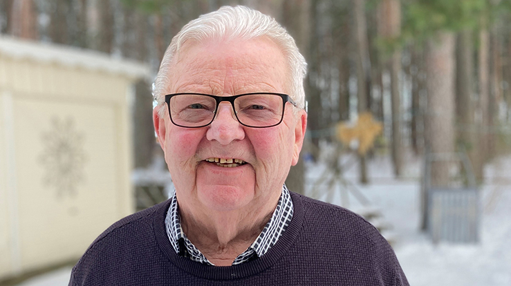 Kulturveteranen Tor Haugmark forteller sin historie når podkasten "På trua laus" går live fra Stiklestad søndag 30. april.  