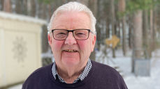 Kulturveteranen Tor Haugmark forteller sin historie når podkasten "På trua laus" går live fra Stiklestad søndag 30. april.