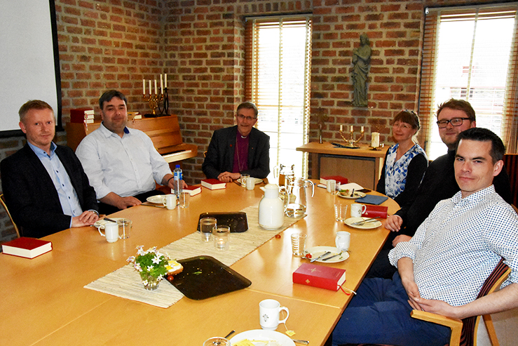 Vigslede kantorer i møte med biskopen i Nidaros. Fra venstre: Magne Harry Draagen (Nidarosdomen), Silvio Krauss (Hitra), biskop Tor Singsaas, Anita Ewa Bobzin Christiansen (Ranheim), Paul-André Nilsen Grande (Ørland) og Wout Bosschart (Verdal). Bispedømmets øvrige vigslede kantorer er Bjørn Vevang (Berg), Øystein Løvli (Tempe, Leira og Bratsberg) og Knut-Inge Klock (Tiller). (Foto: Magne Vik Bjørkøy)