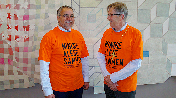 Matri Abroud og Tor Singsaas bærer innsamlingsbøsser i lag under TV-aksjonen søndag 21. oktober. (Foto: Kirkens bymisjon)