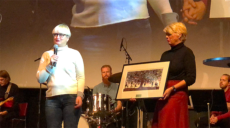 Jubel for Lademoen kirke, da Ragnhild Steinholt kunne ta imot Trosopplæringsprisen fra kirkerådsleder Kristin Gunnleiksrud Raaum. (Foto: Odd Erik Stendahl)