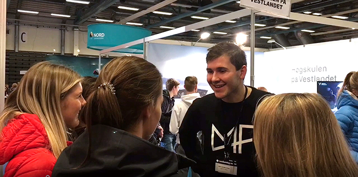 Teologistudent Leif Peder Oma fra Trondheim i prat med trønderske skoleelever på Utdanningsmessa. (Foto/skjermdump: Magne Vik Bjørkøy)