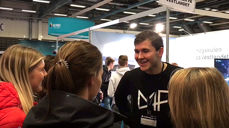 Teologistudent Leif Peder Oma fra Trondheim i prat med trønderske skoleelever på Utdanningsmessa. (Foto/skjermdump: Magne Vik Bjørkøy)