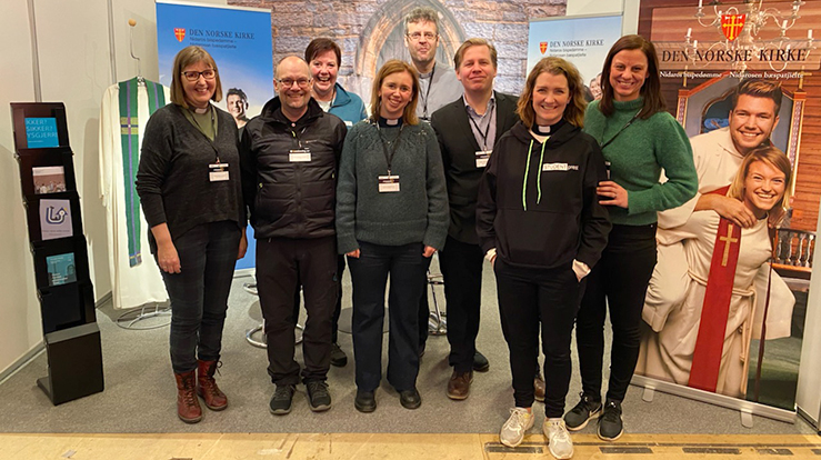 Noen av dem som møtte trønderske skoleelever på kirkens stand i Trondheim Spektrum. Fra venstre: diakon Sissel Håve Smørvik, ingeniør Arne Mårnes, anleggsgartner Unni Pedersen, kapellan Marte Solbakken Leberg, daglig leder Jan Schrøder, studentprest Lena Rebekka Risnes og undervisningsrådgiver Aud Kristin Saltvik Aasen. (Foto: Anne Lill Lia)
