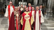 Alex Ramstad Døsvik ble vigslet til prest av biskop Herborg Finnset i Nidarosdomen søndag. Her er hen avbildet etter vigslingsgudstjenesten sammen med blant andre biskop Herborg Finnset (t.v) og biskop emeritus Tor Singsaas (t.h).