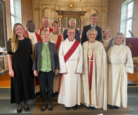 Sokneprest Mark Akali, prost Frode Askekjær, diakon Gunhild Kvåle Westgård, faddertante Reidun Aandstad, kantor Przemyslaw Mikolajczyk og kreftsykepleier Ingri Langaas Mausner. (F.v foran) Elina Karpinska, kantor Solvor Kvåle Konstali, diakon Astrid Bergslid, biskop Herborg Finnset og prestevikar Anne Brit Moltumyr.