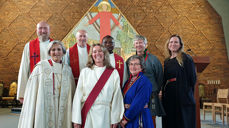Medvirkende under diakonvigslingen i Namsos kirke. Bak fra venster: prost i Namdal Håkon Olaussen, prostiprest Oddbjørn Stjern, sokneprest Mark Akali, diakon i Saemien Åålmege Bertil Jönsson og kantor Elina Karpinska. Foran fra venstre: Biskop Herborg Finnset, nyvigslet diakon Astrid Gustad Angelus og daglig leder i Saemien Åålmege Monika Kappfjell.