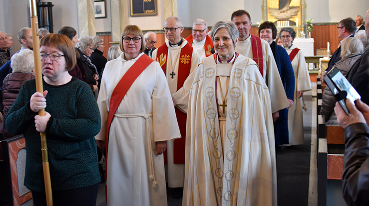 Nyvigslet diakon Anne Talsnes Flatmo sammen med biskop Herborg Finsnet i Singsås kirke. 