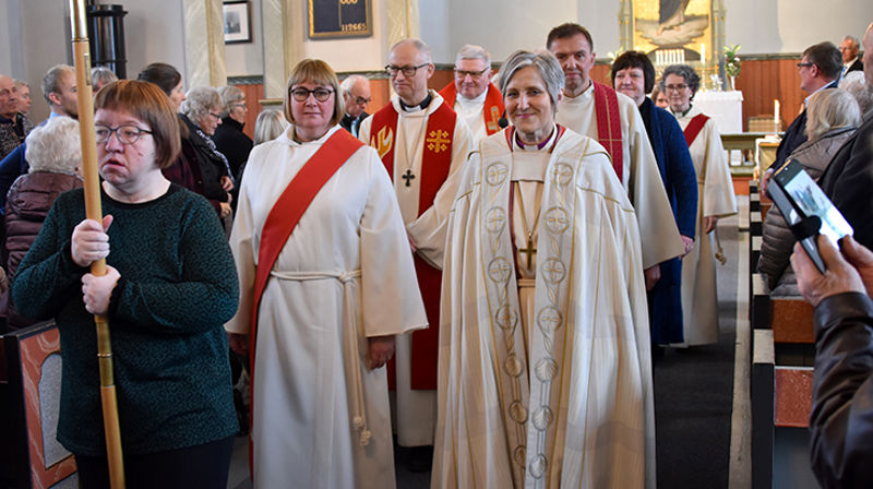 Nyvigslet diakon Anne Talsnes Flatmo sammen med biskop Herborg Finsnet i Singsås kirke.