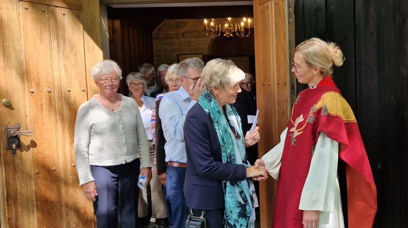 Marianne Eiternes tar i mot gratulasjoner etter vigslingsgudstjensten.