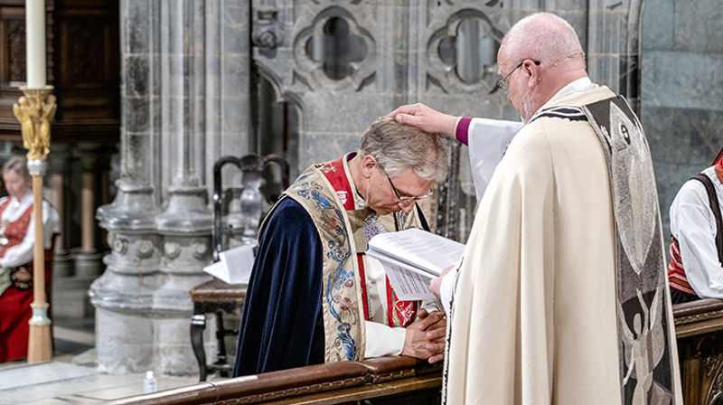 Visepreses Atle Sommerfeldt ledet vigslingen av Den norske kirkes nye biskop og preses Olav Fykse Tveit. Håndspåleggelsen var klarert med kommunale smittevernmyndigheter. (Foto: Gorm Kallestad, NTB/Scanpix)