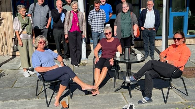 Biskopen møter de ansatte ved Misjonshuset på Kyrksæterøra.