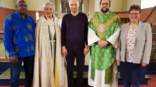 Kirketjener Erik Baruti Kaganza Mulenda, biskop Herborg Finnset, organist Mateusz Piotr Zwijacz-Kozica, sokneprest Andreas Alexander Nordvang-Sandvold Fosby og kirkeverge Mildrid Haugdal.