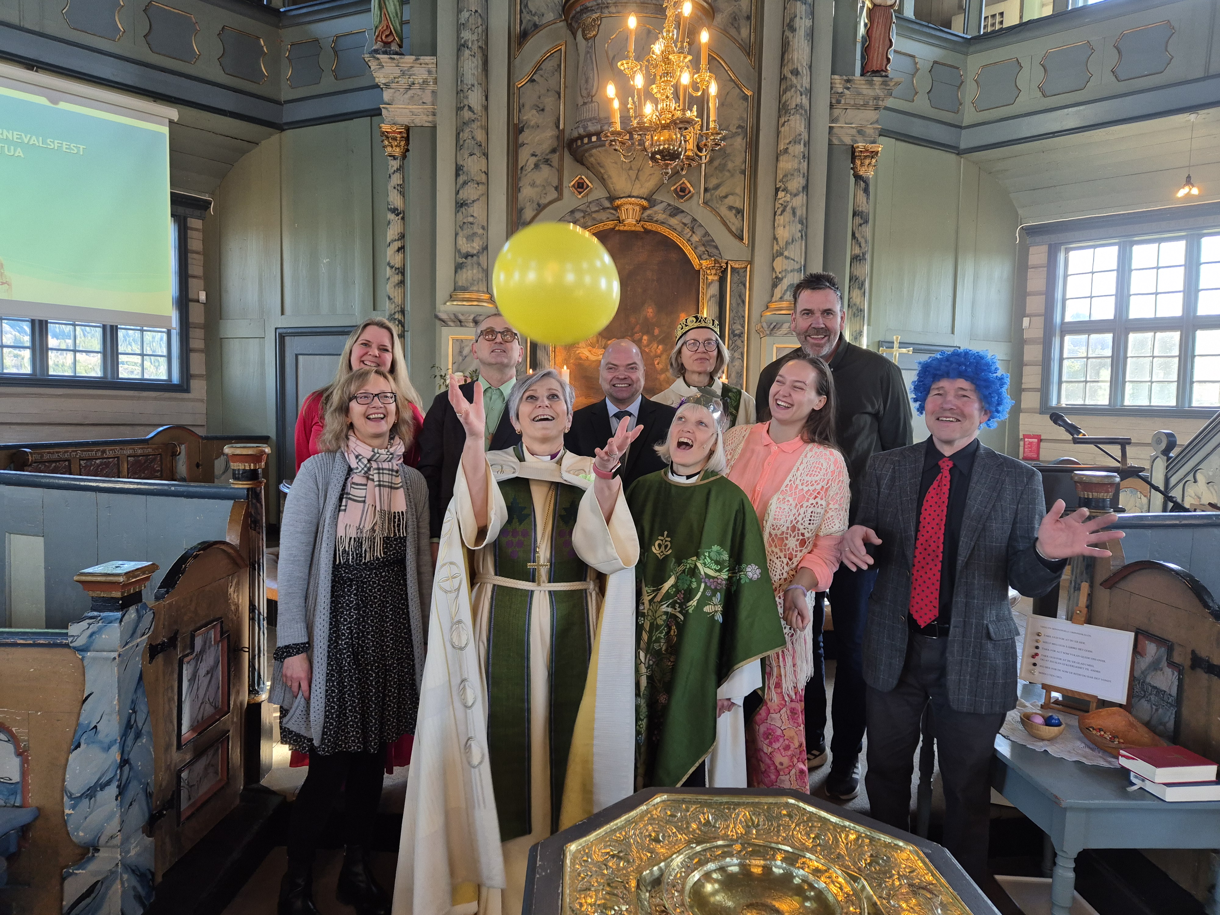 Biskop Herborg besøkte i februar Klæbu sokn. Her et bilde fra visitasgudstjenesten som var en karnevalsgudstjeneste. Foto: Tore Steen