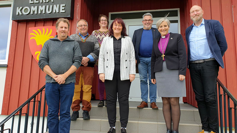 Deltagere på møtet med kommuneledelsen under bispevisitasen i Leka. Fra venstre: Magne Smenes (Leka menighetsråd), kirkeverge Arild Hestø, sokneprest Donata Faustmann, ordfører Elisabeth Helmersen, kirkefagsjef Inge Torset, biskop Herborg Finnset og prost i Namsos Håkon Daniel Beyer Olaussen.
