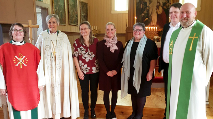 Medvirkende under visitasgudstjenesten i Leka. Fra venstre: Sokneprest Donata Faustmann, biskop Herborg Finnset, Kristin Floa, Sylvia Wågheim, Beathe Mårvik, organist Fredrik Skreddernes og prost Håkon Daniel Beyer Olaussen. (Foto: Inge Torset) 
