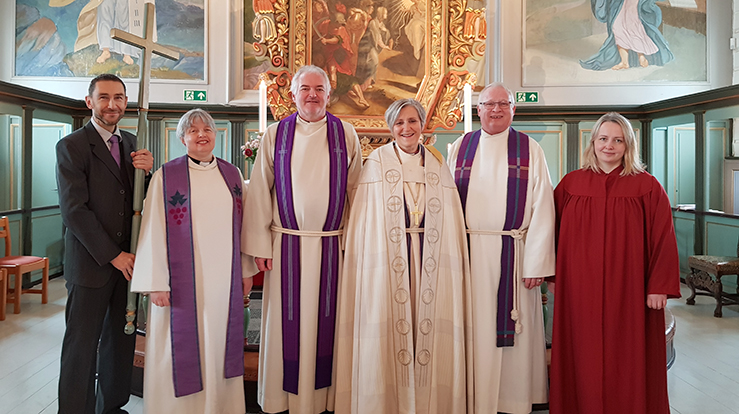 Medvirkende under visitasgudstjenesten i Malvik kirke. Klokker Bjørn Andersen (fra venstre), sokneprest Ingrid Bolstad Kunzendorf, prost Jon Henrik Gulbrandsen, biskop Herborg Finnset, sokneprest Geir Gravaas, kantor Kristin Eidhamar Næss. (Foto: Vigdis Aanderaa Aakre)