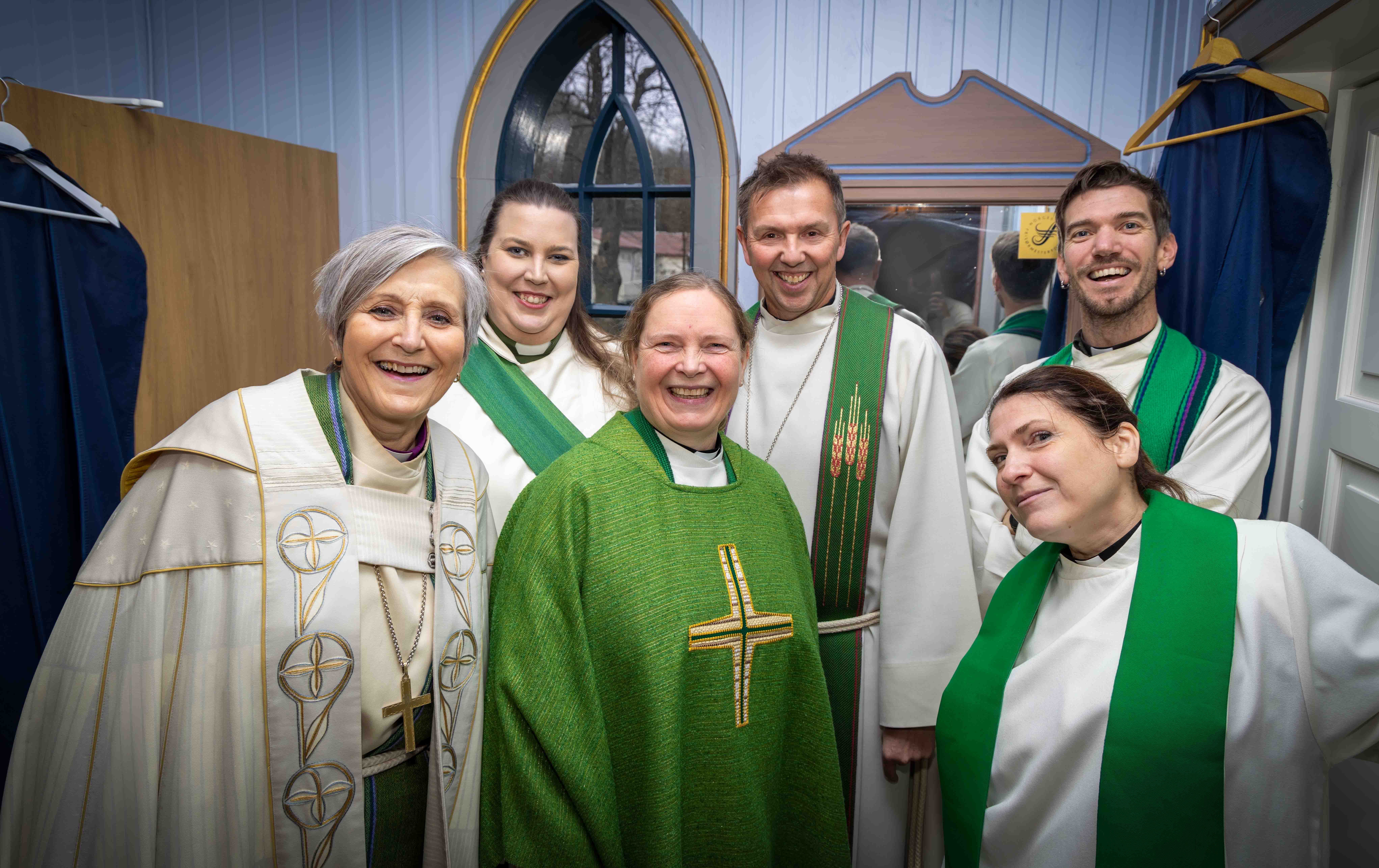 Biskop Herborg besøkte Ørland og Bjugn sokn. Her fra visitasgudstjenesten i Nes kirke. Biskop Herborg (f.v), kapellan May Slettan, sokneprost Jona Lind, prost Steinar Leirvik og sokneprest 