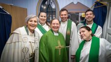 Biskop Herborg besøkte Ørland og Bjugn sokn. Her fra visitasgudstjenesten i Nes kirke. Biskop Herborg (f.v), kapellan May Slettan, sokneprost Jona Lind, prost Steinar Leirvik og sokneprest