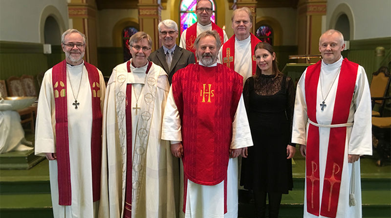 Den nye presten sammen med familie og deltagere i ordinasjonsgudstjenesten. Foran fra venstre: Gustav Danielsen (Prost i Nord-Innherad), Biskop Tor Singsaas, Arne Robert Groven, Nina Groven (ektefelle) og Nils Åge Aune (Prost i Sør-Innherad). Bak fra venstre: Jeff Grey (venn), Kjartan Bergslid (Sokneprest i Levanger) og Sjur E. Isaksen (Førstelektor ved Menighetsfakultetet). (Foto: Åse Marit P. Mahlum)