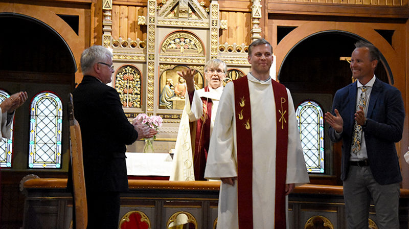 Rett etter at det høytidelige ordinasjonsløftet er avgitt ved alterringen i Strinda kirke. Biskop Tor Singsaas kan annonsere at Ole Kristian Bratseth er ny prest i Nidaros bispedømme, og fadderne Magne Kopperstad (t.v) og Ståle Bratseth (t.h) applauderer. (Alle foto: Magne Vik Bjørkøy)