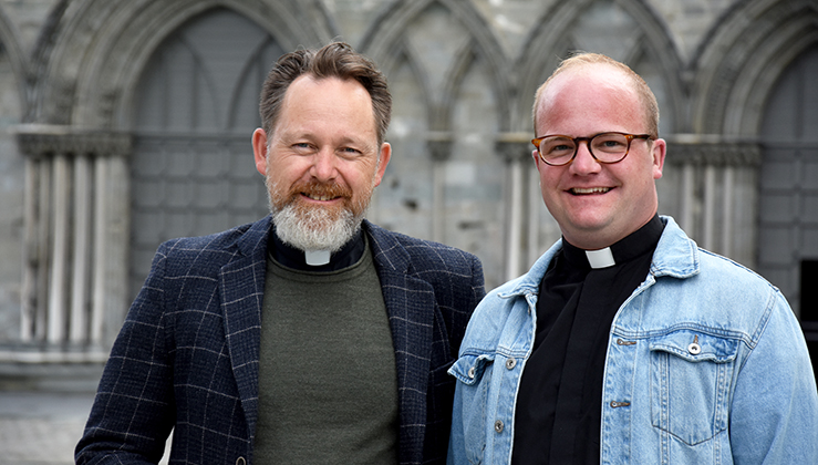 Einar Vegg e(t.v) og Steffen Torsteinsen Aune står klar til å ta imot pilegrimene til Nidarosdomen. (Foto: Magne Vik Bjørkøy)