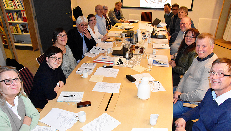 Noen av dem som arbeider for en pilegrimsled langs norskekysten, samlet i Erkebispegården i Trondheim. Fra venstre og rundt bordet: Cathrine Roncale (Nidaros pilegrimsgård), Guro Vistad (Nidaros pilegrimsgård), Laila Støen (KystNorge AS), Knut Wiik (Sør-Trøndelag fylkeskommune), Marita Aarvik (Kystpilegrimsleia), Egil Eide (Kystlaget i Trondheim), Ann-Helen Fjeldstad Jusnes (Biskop i Sør-Hålogaland), Tor Singsaas (Biskop i Nidaros), Einar Vegge (Nidaros bispedømme), Hans Morten Løvrød (Nasjonalt pilegrimssenter), Bernt Aanonsen (Pilegrim i Nord/Sør-Hålogaland bispedømme), Steinar Bjerkestrand (Nidaros Domkirkes Restaureringsarbeider), Gunn Kristin Ørsleie (Ørland kultursenter), Hallgeir Grøntvedt (Reformasjonsprosjektet Ørlandet) og Odd Willy Johanssen (Trondenes/Nord-Hålogaland bispedømme)