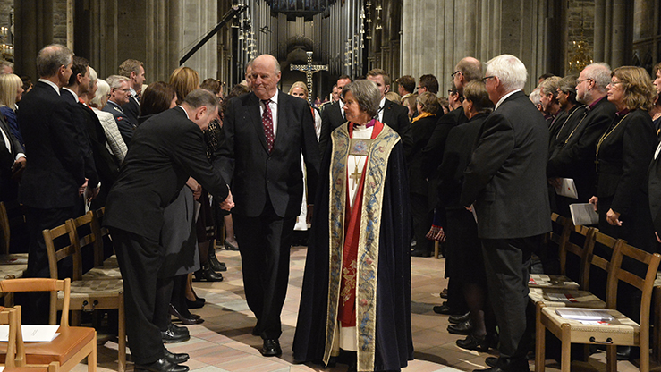 Et bilde som symboliserer at samfunn, kongehus og kirke står sammen om reformasjonsmarkeringen: Stortingspresident Olemic Thomessen hilser på H.M Kong Harald og preses Helga Haugland Byfuglien ved inngangen til den nasjonale festgudstjenesten i Nidarosdomen. Til venstre partilederne Jonas Gahr Støre (AP) og Knut Arild Hareide (KrF) Til høyre kirkerådsdirektør Jens Petter Johnsen og landets biskoper. (Alle foto: Ned Alley, NTB/Scanpix)