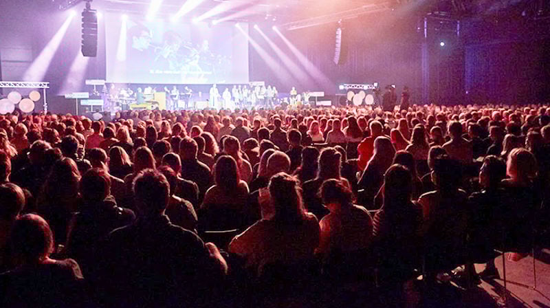 1400 deltagere er samlet på årets Trosopplæringskonferanse i konferansesalen "The Cube" på Gardermoen. Om lag 100 av dem er fra menigheter i Nidaros. (Foto: Sveinung Bråthen)