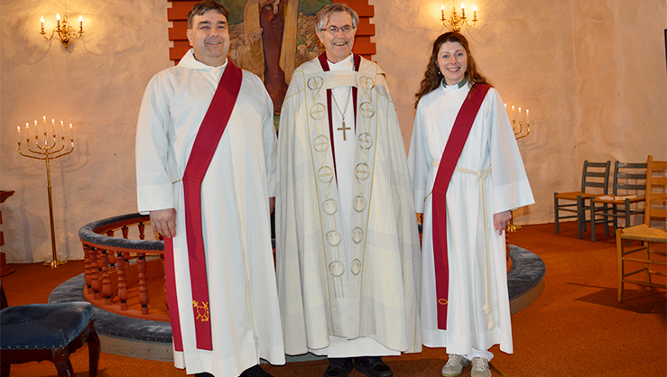 For første gang ble to medarbeidere vigslet samtidig i Hitra kirke. Fra venstre kantor Silvio Krauss, biskop Tor Singsaas og diakon Maria Anonsen. (Alle foto: Knut Freidar Reksen)
