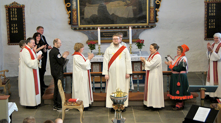 Applaus for nyvigslet kantor i Ørland kirke. Fra venstre leder i Ørland menighetsråd Odd Døsvik,  klokker Tina Rødde Paulsen, prost Brita Hardeberg, stasjonsprest Sverre Stai, Geir Yngve Hovde, tidl. sokneprest i Bjugn Åslaug Elvebakk, kantor Paul-André Nilsen Grande, biskop Tor Singsaas, sokneprest i Brønnøy Franziska Förster og Berit Ellen Nikki Varsi. (Alle foto: Marit Eide Dahl)