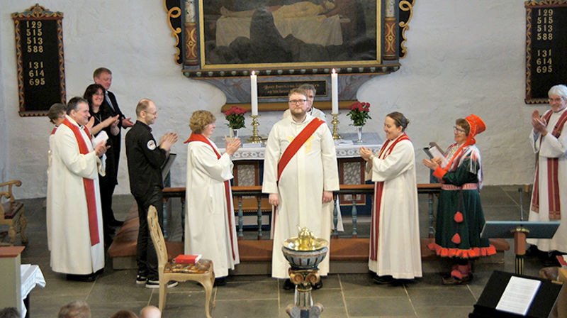 Applaus for nyvigslet kantor i Ørland kirke. Fra venstre leder i Ørland menighetsråd Odd Døsvik, klokker Tina Rødde Paulsen, prost Brita Hardeberg, stasjonsprest Sverre Stai, Geir Yngve Hovde, tidl. sokneprest i Bjugn Åslaug Elvebakk, kantor Paul-André Nilsen Grande, biskop Tor Singsaas, sokneprest i Brønnøy Franziska Förster og Berit Ellen Nikki Varsi. (Alle foto: Marit Eide Dahl)