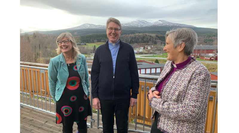 Ordfører Kjersti Kjenes, sokneprest Arne Magnus Smørvik og biskop Herborg Finnset i samtale på rådhus-terrassen. Foto: Olav D. Svanholm