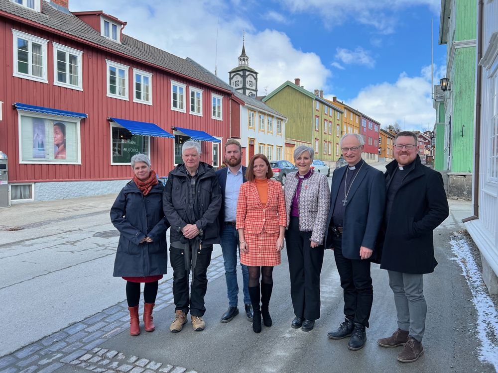 F.v. Kirkeverge Vivi Schwencke Johnsbråten, fellesrådsleder Henrik Grønn, ordfører Isak Veierud Busch, kommunedirektør Kjersti Forbord Jensås, biskop Herborg, prost Øystein Flø, sokneprst Harald Hauge