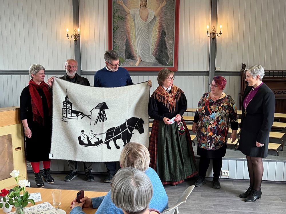 Gave fra menighetsrådene overrekkes biskopen