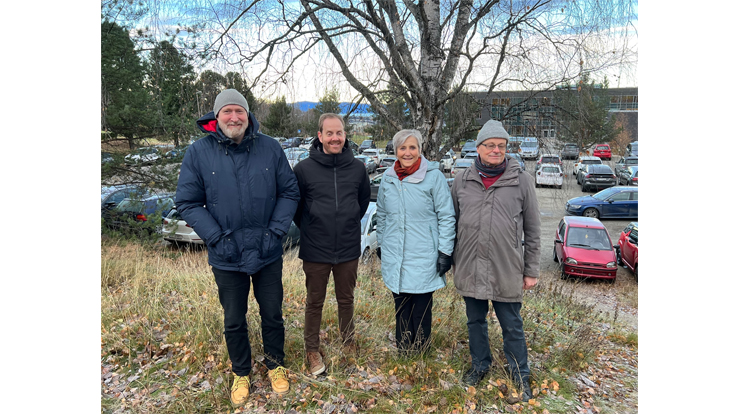 Her skal det bygges ny kirke på Charlottenlund. F.v: Prost Håkon Olaussen, daglig leder Arne Reidar Vik Selven, biskop Herborg Finnset, sokneprest Skule Bjørnstad. (Foto: Olav D. Svanholm)