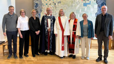 Den nyvigslede sykehusdiakonen omgitt av biskop, kolleger, slekt og venner. Fra venstre: Lars Petter Hoven, Birgit Øiestad Løvik, Marianne Eiternes, preses Olav Fykse Tveit, Ingvil Øiestad Løvik, Ingvild Knudsen Hammernes, Ane Kristin Koller Sundnes og Tarjei Løvik.