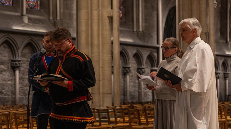 Førbønn under høymessen under Kirkemøtet 2025